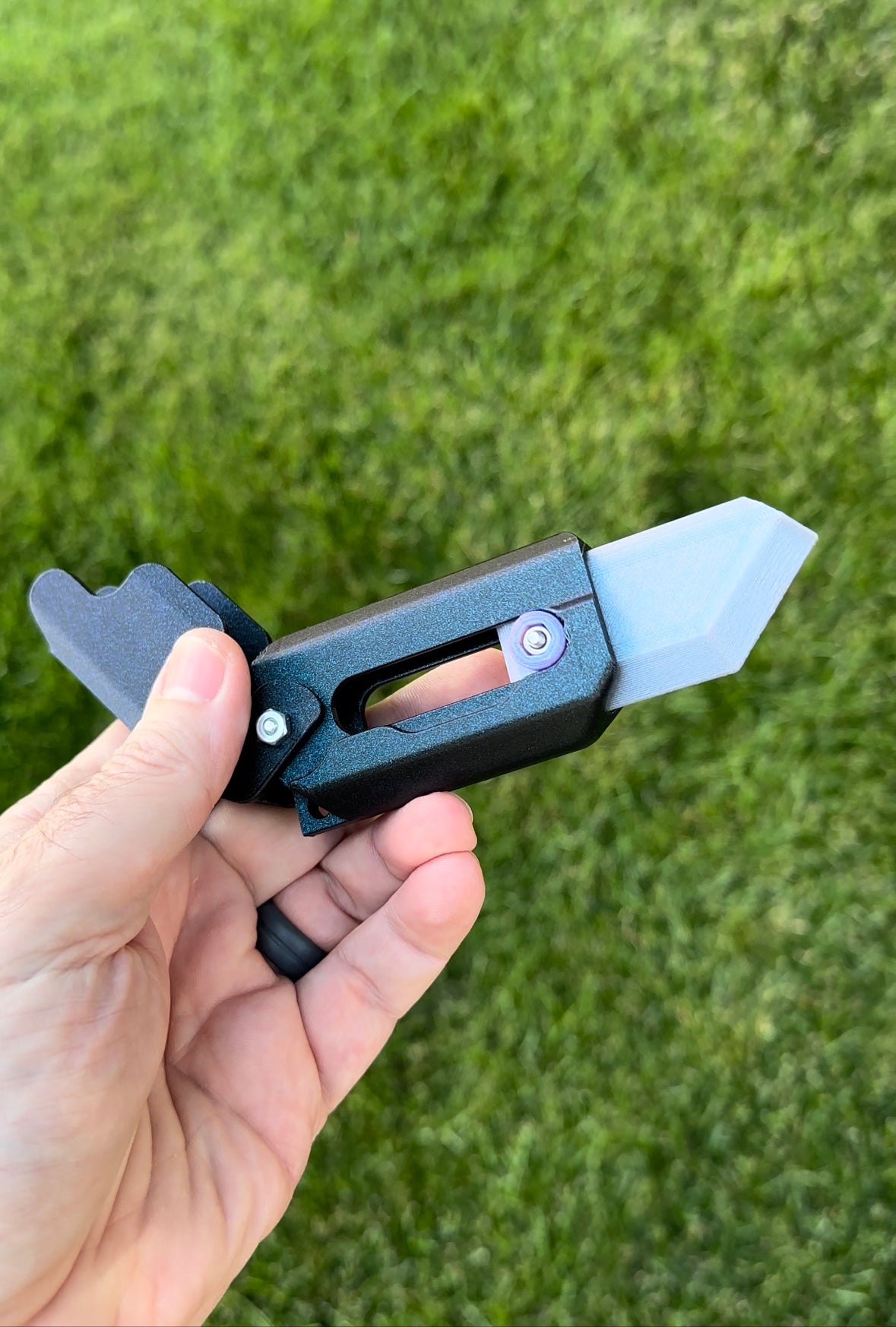 Gravity knife toy